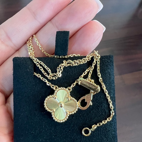 NOT FOR SALE - Vintage Alhambra pendant, guilloché 18K yellow gold. - Picture 5 of 10